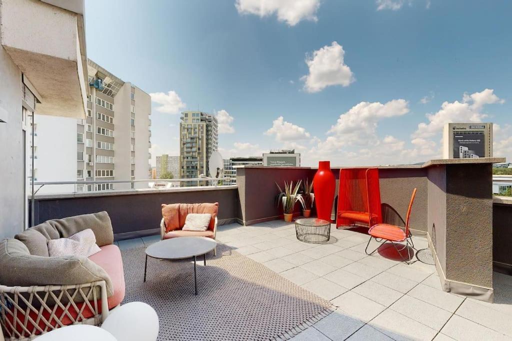 Stylovy Loft S Ohromnou Terasou Apartment Bratislava Bagian luar foto