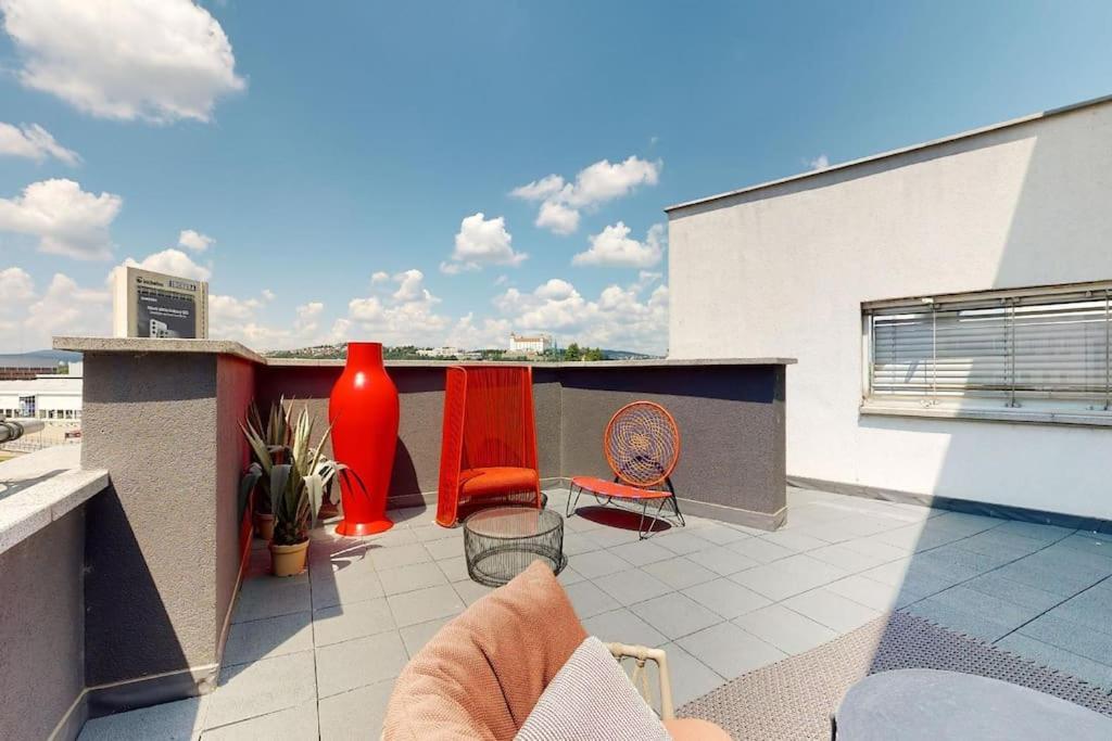 Stylovy Loft S Ohromnou Terasou Apartment Bratislava Bagian luar foto